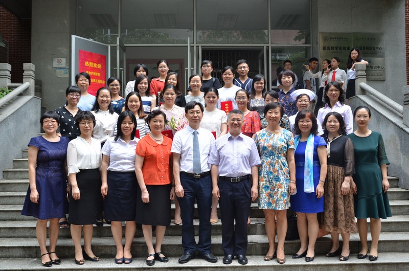 护理学院老师与优秀临床带教老师合影